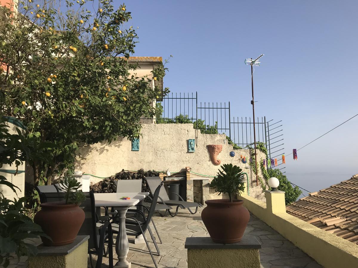 Theea Cottage - Wonderful Sea Views Chlomos Экстерьер фото